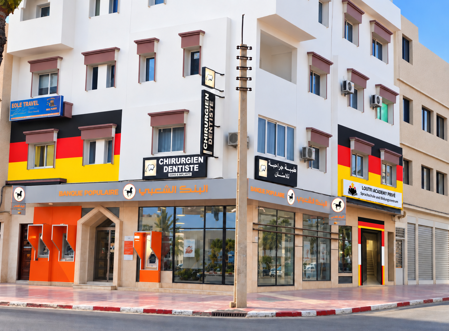 Zusätzliche Außenansicht der LOUTFI ACADEMY PRIVÉ in Agadir mit Deutschlandfarben am Eingang