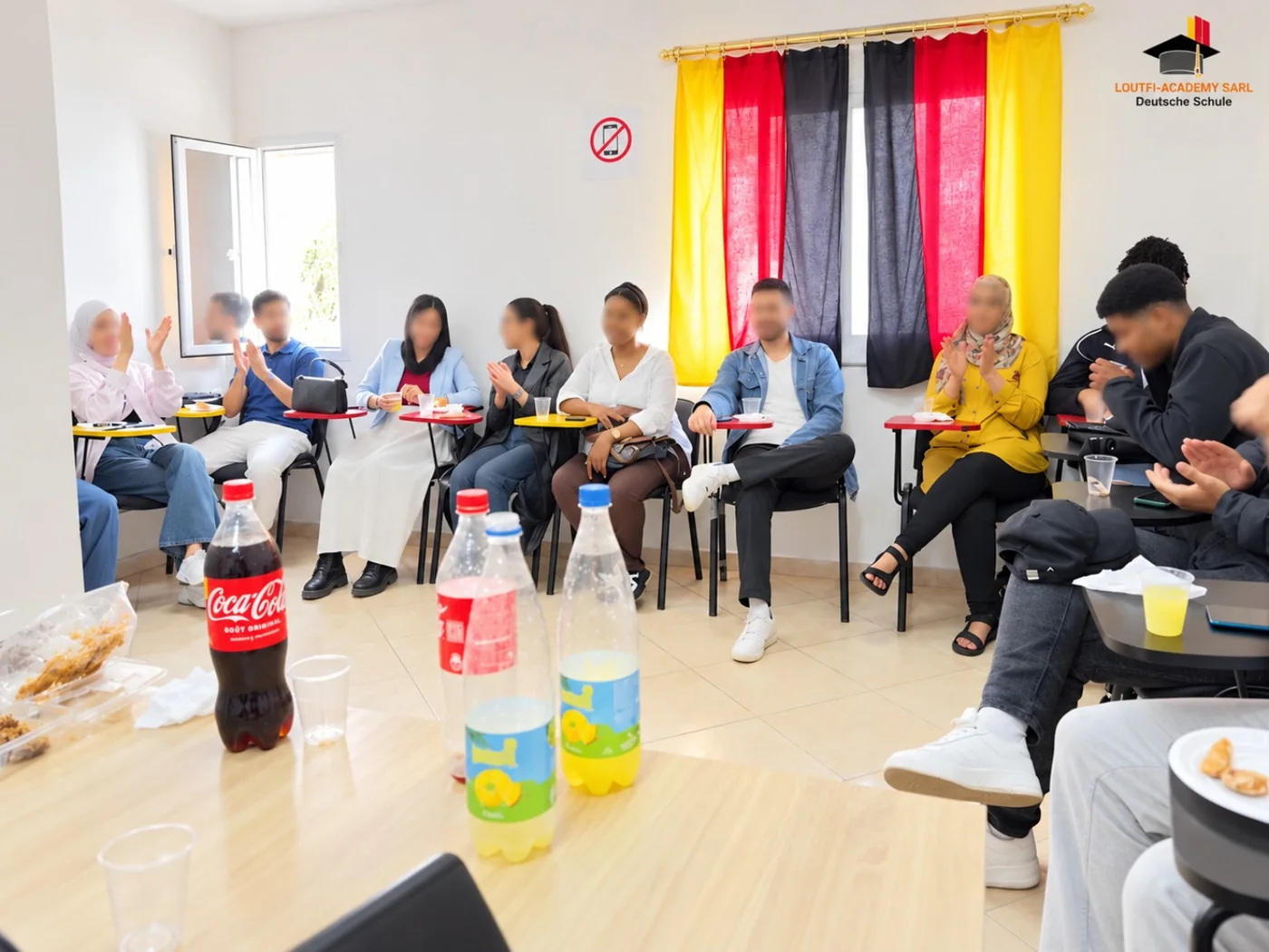 Gemeinsame Schulveranstaltung in der Loutfi Academy, Gesichter unscharf